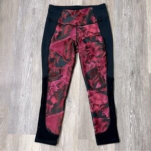Calia by Carrie Underwood black & rose print cropped leggings, small.
